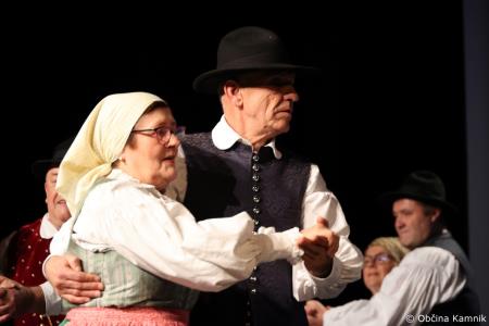 Ples in glasba izpod kamniških planin v izvedbi Folklorne skupine Kamnik in njihovih prijateljev  (28)